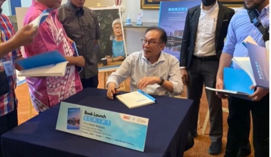 Anwar Ibrahim signs copies of SCRIPT/MADANI